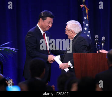 Seattle, USA. 22 Sep, 2015. Le président chinois Xi Jinping (L), serre la main avec l'ancien secrétaire d'État américain Henry Kissinger avant de livrer un discours à l'occasion d'un banquet de bienvenue organisé conjointement par le gouvernement et l'État de Washington à Seattle, les communautés favorables aux États-Unis, du 22 septembre 2015. Xi est arrivé dans cette ville de la côte est du Pacifique le mardi matin pour sa première visite officielle à l'U.S. Credit : Liu Weibing/Xinhua/Alamy Live News Banque D'Images