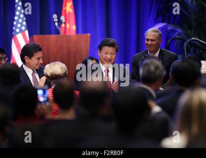 Seattle, USA. 22 Sep, 2015. Le président chinois Xi Jinping (C) applaudit après un discours au cours d'un banquet de bienvenue organisé conjointement par le gouvernement et l'État de Washington à Seattle, les communautés favorables aux États-Unis, du 22 septembre 2015. Xi est arrivé dans cette ville de la côte est du Pacifique le mardi matin pour sa première visite officielle à l'U.S. Credit : Liu Weibing/Xinhua/Alamy Live News Banque D'Images