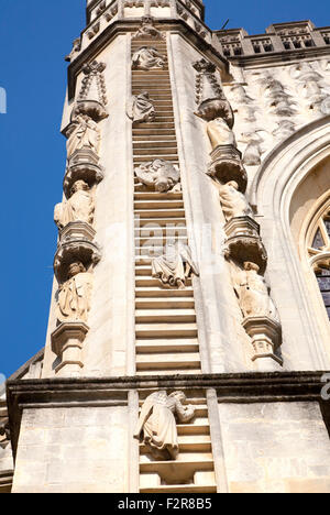 Anges et montant et descendant sur des échelles de façade, église abbatiale, Bath, Somerset, England, UK Banque D'Images