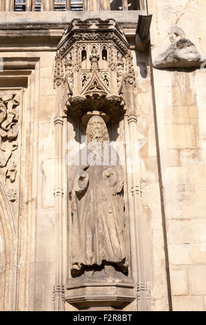 La sculpture sur pierre sur façade, église abbatiale, Bath, Somerset, England, UK Banque D'Images