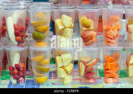 Des morceaux de fruit dans des grands verres prêts à être transformés en jus de fruits Banque D'Images