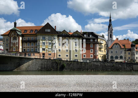 Isar, maisons, façades derrière, Bad Tölz, Upper Bavaria, Bavaria, Germany Banque D'Images