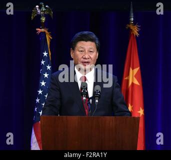 Seattle, USA. 22 Sep, 2015. Le président chinois Xi Jinping prononce un discours lors d'un banquet de bienvenue organisé conjointement par le gouvernement et l'État de Washington à Seattle, les communautés favorables aux États-Unis, du 22 septembre 2015. Xi est arrivé dans cette ville de la côte est du Pacifique le mardi matin pour sa première visite officielle à l'U.S. Credit : Li Tao/Xinhua/Alamy Live News Banque D'Images