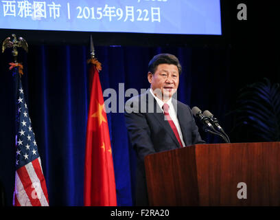 Seattle, USA. 22 Sep, 2015. Le président chinois Xi Jinping prononce un discours lors d'un banquet de bienvenue organisé conjointement par le gouvernement et l'État de Washington à Seattle, les communautés favorables aux États-Unis, du 22 septembre 2015. Xi est arrivé dans cette ville de la côte est du Pacifique le mardi matin pour sa première visite officielle à l'U.S. Credit : Lan Hongguang/Xinhua/Alamy Live News Banque D'Images