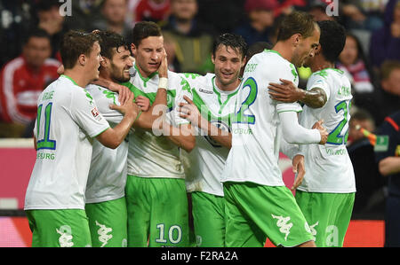 Munich, Allemagne. 22 Sep, 2015. Wolfsburg's Max Kruse (l-r), Daniel Caligiuri, Julian Draxler, Christian Traesch, Bas Dost et Luiz Gustavo célébrer l'objectif 0-1 au cours de la Bundesliga allemande match de foot entre FC Bayern Munich VfL Wolfsburg et à l'Allianz Arena de Munich, Allemagne, 22 septembre 2015. Photo : Andreas GEBERT/dpa/Alamy Live News Banque D'Images