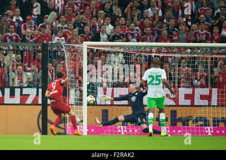 German Bundesliga Football, FC Bayern Munich vs VfL Wolfsburg 5-1 le 22 septembre 2015 à Munich, Allemagne. Robert Lewandowski (FC Bayern Munich). Banque D'Images