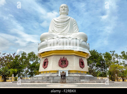 Statue du Grand Bouddha à la Pagode Long Son à Nha Trang Viêt Nam Banque D'Images