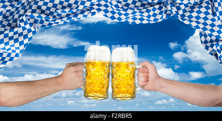 Cheers ! Mains tenant l'allemand verres sous drapeau bavarois Banque D'Images