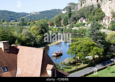 Une voile sur un "gabarre" - sur la rivière Dordogne - de payer des touristes (La Roque Gageac - France). Promenade en gabarre. Banque D'Images