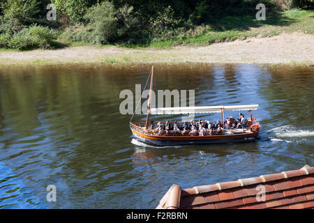 Une voile sur un "gabarre" - sur la rivière Dordogne - de payer des touristes (La Roque Gageac - France). Promenade en gabarre. Banque D'Images