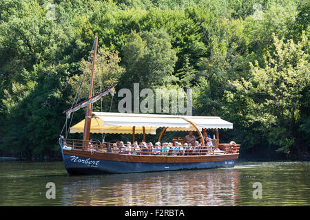 Une voile sur un "gabarre" - sur la rivière Dordogne - de payer des touristes (La Roque Gageac - France). Promenade en gabarre. Banque D'Images
