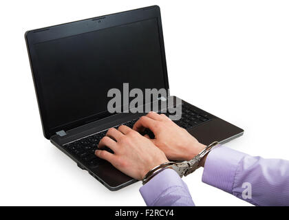 Les mains dans les menottes sur un ordinateur portable isolé sur fond blanc Banque D'Images