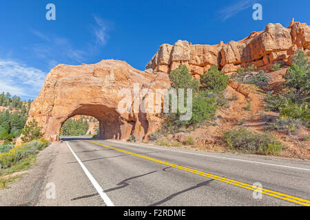 Arche naturelle road tunnel sur la Scenic Byway 12, Utah, USA. Banque D'Images