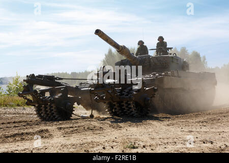 Leopard 2A4 char de combat principal de l'armée finlandaise, équipé d'Urdan rouleau anti-mines. Banque D'Images