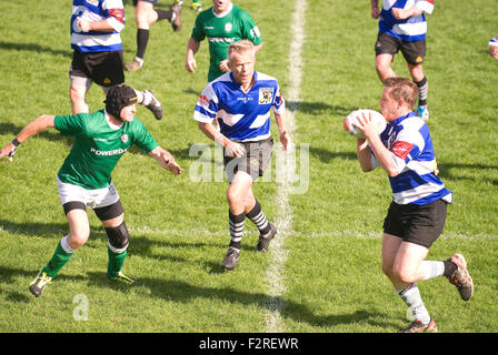 Au cours d'un match de rugby des vétérans rugby festival, Farnham, Surrey, Royaume-Uni. Banque D'Images