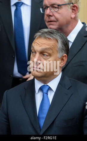 Bad Staffelstein, Allemagne. Sep 23, 2015. Le Premier ministre hongrois, Viktor Orban (avant) et Thomas Kreuzer (retour), président du groupe parlementaire de la CSU au parlement d'État de Bavière, au monastère de Banz près de Bad Staffelstein, Allemagne, 23 septembre 2015. Le Premier ministre hongrois, Viktor Orban, est l'invité de l'automne de la retraite du groupe parlementaire CSU qui s'achèvera le 24 septembre 2015. Photo : Nicolas ARMER/dpa/Alamy Live News Banque D'Images