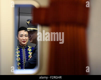 Prague, République tchèque. Sep 23, 2015. Transporteur aérien chinois Hainan Airlines lance des vols entre Prague et Beijing à l'aéroport Ruzyne de Prague, en République tchèque, le 23 septembre 2015. L'entreprise prendra soin d'avions du type Boeing 767 d'une capacité de 223 sièges. © Roman Vondrous/CTK Photo/Alamy Live News Banque D'Images