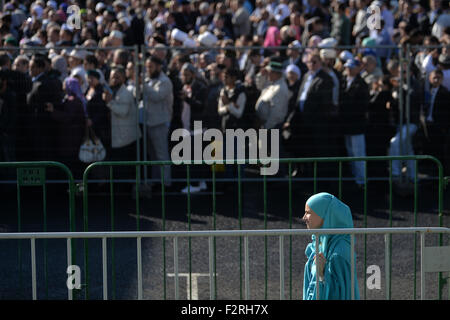 Moscou, Russie. Sep 23, 2015. Les musulmans assistera à la cérémonie d'ouverture de la Mosquée Cathédrale de Moscou à Moscou, Russie, 23 septembre 2015. La cérémonie d'ouverture de la nouvelle mosquée a eu lieu ici mercredi. © Pavel Bednyakov/Xinhua/Alamy Live News Banque D'Images