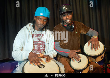 Kamen, Allemagne. 10 Sep, 2015. Kanté Mamadou (l) à partir de la Guinée et du Niger Djibo Adam jouer de la batterie lors d'une session de musique au centre de jeunes 'Jugendkulturcafé (JKC)' à Kamen, Allemagne, 10 septembre 2015. Les deux ont présenté une demande de statut d'asile. Djibo a été vivant en Allemagne depuis huit ans, Mamadou excaped à partir de la Guinée au début de 2015. Photo : Bernd Thissen/dpa/Alamy Live News Banque D'Images