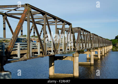 Le pont Martin, construit en 1938, est un pont routier au-dessus de la rivière Manning, à Taree, en Nouvelle-Galles du Sud, en Australie.Il s'agit d'un pont de treillis en acier de 463 M. Banque D'Images