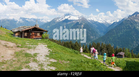 Balades en famille dans les montagnes, vallée du Zillertal, Autriche Banque D'Images