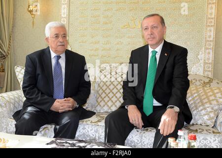 Moscou, Moscou, Fédération de Russie. Sep 23, 2015. Le président palestinien Mahmoud Abbas, se réunit avec le président turc Tayyip Erdogan à Moscou, Russie, le 23 septembre 2015. La nouvelle mosquée, qui a été érigée sur le site de la mosquée d'origine de la ville construit en 1904 et qui a été en cours de reconstruction depuis 2005, sera en mesure d'accueillir jusqu'à 10 000 personnes simultanément, selon les médias locaux © Thaer Ganaim Images/APA/ZUMA/Alamy Fil Live News Banque D'Images