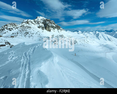 La gare supérieure et les pistes de ski. Matin l'hiver paysage de montagne, l'Autriche. Tous les gens sont méconnaissables Banque D'Images