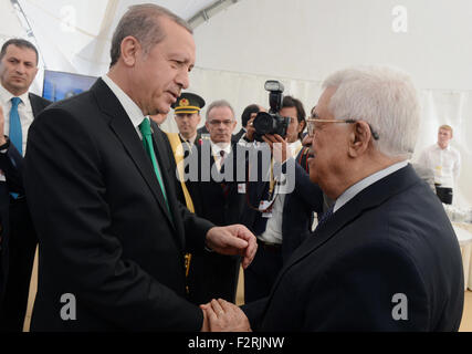 Moscou, Moscou, Fédération de Russie. Sep 23, 2015. Le président palestinien Mahmoud Abbas, se réunit avec le président turc Tayyip Erdogan à Moscou, Russie, le 23 septembre 2015. La nouvelle mosquée, qui a été érigée sur le site de la mosquée d'origine de la ville construit en 1904 et qui a été en cours de reconstruction depuis 2005, sera en mesure d'accueillir jusqu'à 10 000 personnes simultanément, selon les médias locaux © Thaer Ganaim Images/APA/ZUMA/Alamy Fil Live News Banque D'Images