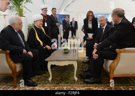 Moscou, Moscou, Fédération de Russie. Sep 23, 2015. Le président palestinien Mahmoud Abbas, se réunit avec le président du Conseil des Muftis de Russie, Ravil Gainutdin à Moscou, Russie, le 23 septembre 2015. La nouvelle mosquée, qui a été érigée sur le site de la mosquée d'origine de la ville construit en 1904 et qui a été en cours de reconstruction depuis 2005, sera en mesure d'accueillir jusqu'à 10 000 personnes simultanément, selon les médias locaux © Thaer Ganaim Images/APA/ZUMA/Alamy Fil Live News Banque D'Images