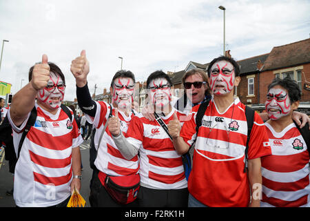 Gloucester, Royaume-Uni. Sep 23, 2015. Coupe du Monde de Rugby 2015. L'Ecosse contre le Japon. Des fans japonais de profiter de l'ambiance à l'extérieur de Kingsholm avant le coup d'Action © Plus Sport Images/Alamy Live News Crédit : Action Plus de Sports/Alamy Live News Banque D'Images