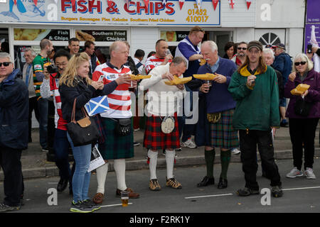 Gloucester, Royaume-Uni. Sep 23, 2015. Coupe du Monde de Rugby 2015. L'Ecosse contre le Japon. Fans profiter de l'ambiance à l'extérieur de Kingsholm avant le coup d'Action © Plus Sport Images/Alamy Live News Crédit : Action Plus de Sports/Alamy Live News Banque D'Images