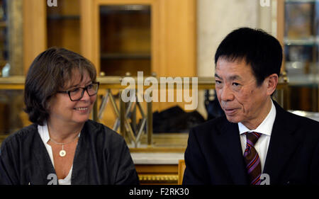 Directeur du Musée des Arts Décoratifs (UPM) Helena Koenigsmarkova (à gauche) et directeur de la société japonaise Dai Nippon Printing Kunikazu Akishige parler lors d'une conférence de presse à l'occasion de faire don d'une importante collection d'affiches japonais au musée de Prague, en République tchèque, le 23 septembre 2015. (Photo/CTK Michal Krumphanzl) Banque D'Images