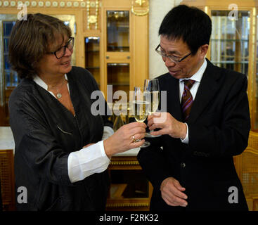 Directeur du Musée des Arts Décoratifs (UPM) Helena Koenigsmarkova (à gauche) et directeur de la société japonaise Dai Nippon Printing Kunikazu Akishige parler lors d'une conférence de presse à l'occasion de faire don d'une importante collection d'affiches japonais au musée de Prague, en République tchèque, le 23 septembre 2015. (Photo/CTK Michal Krumphanzl) Banque D'Images