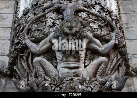 Pierres de la figure d'un monstre de mer dans un mur au Palacio da Pena, Sintra, Portugal. Le plus ancien Palais National de Pena palace Banque D'Images