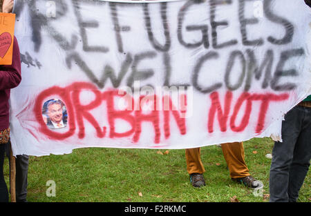 Bad Staffelstein, Allemagne. Sep 23, 2015. Une photo de Premier ministre hongrois, Viktor Orban a été attaché à une bannière qui se lit 'réfugiés bienvenus. Orban pas' au cours d'un rassemblement contre la présence d'Orban à Banz monastère près de Bad Staffelstein, Allemagne, 23 septembre 2015. Orban est l'invité de l'automne de la retraite du groupe parlementaire CSU qui s'achèvera le 24 septembre 2015. Photo : Nicolas ARMER/dpa/Alamy Live News Banque D'Images