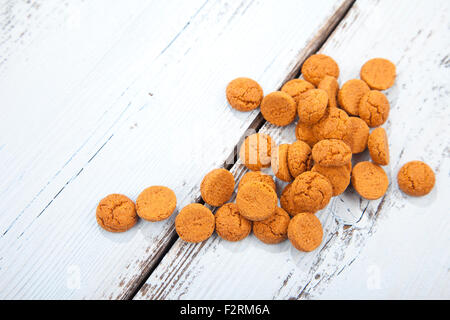 Tas de bonbons néerlandais pepernoot on white background Banque D'Images