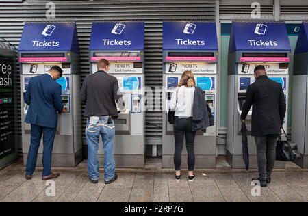 Les passagers ferroviaires utiliser les distributeurs de billets libre-service à la gare de London Bridge Banque D'Images