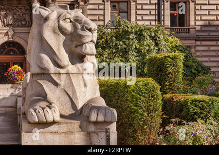 Lion en pierre en face de Glasgow City Chambers, George Square, Glasgow, Ecosse, Royaume-Uni. Banque D'Images