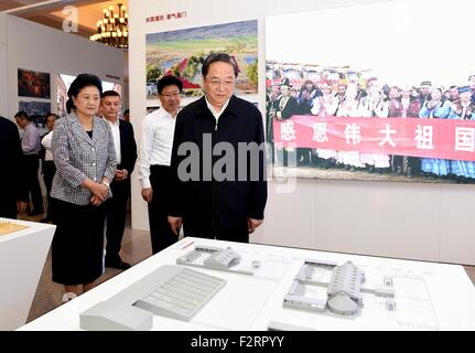 Beijing, Chine. Sep 23, 2015. Yu Zhengsheng (1e R), président du Comité National de la Conférence consultative politique du peuple chinois (CCPPC), visite une exposition de photos sur le 60e anniversaire de la fondation de la région autonome ouïghoure du Xinjiang à Beijing, capitale de la Chine, 23 septembre 2015. Credit : Rao Aimin/Xinhua/Alamy Live News Banque D'Images