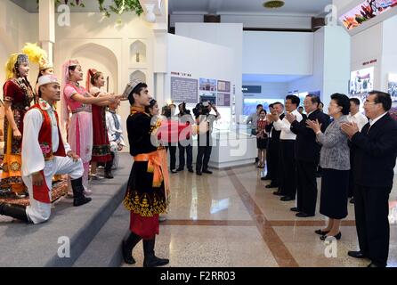 Beijing, Chine. Sep 23, 2015. Yu Zhengsheng, président du Comité National de la Conférence consultative politique du peuple chinois (CCPPC), visite une exposition de photos sur le 60e anniversaire de la fondation de la région autonome ouïghoure du Xinjiang à Beijing, capitale de la Chine, 23 septembre 2015. Credit : Rao Aimin/Xinhua/Alamy Live News Banque D'Images