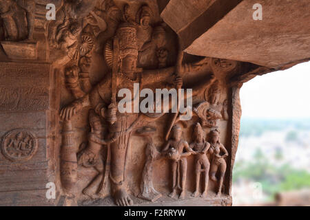 Seigneur Vishnu dans le magnifique Trivikrama formulaire. Grotte numéro 2. Badami, Karanataka, Inde Banque D'Images