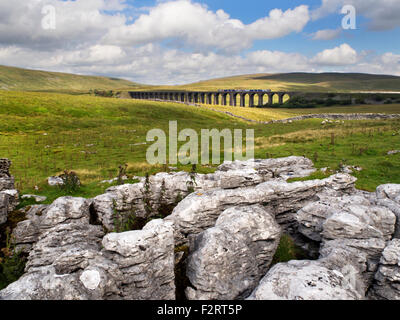 Northern Rail train sur le Viaduc de Ribblehead Ellerbeck Rocks Ribblehead Yorkshire Angleterre Nord Yorkshire Dales Banque D'Images