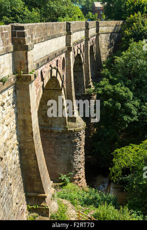 L'aqueduc sur la rivière Marple, Goyt sur le pic de canal, près de la forêt, Marple Greater Manchester, Angleterre, Royaume-Uni. Banque D'Images