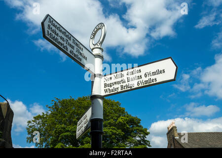 Panneau routier à l'intersection de la Haute Forêt et Macclesfield canaux à Marple, Greater Manchester, Angleterre, Royaume-Uni. Banque D'Images