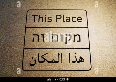 Tel Aviv Museum of Art, art contemporain, Haifa, Israël, signe, signal, indication, ce lieu inscription en hébreu, anglais et arabe Banque D'Images