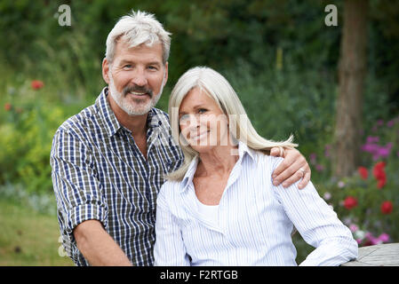 Portrait Of Mature Couple Ensemble de jardin Banque D'Images