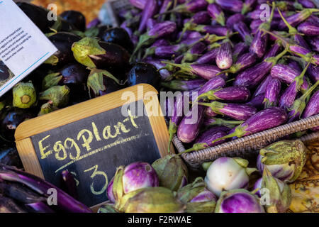 Petites aubergines cultivés localement sur l'affichage à la marché de producteurs sur la rue Main, au centre-ville de Greenville, Caroline du Sud. Banque D'Images