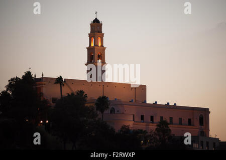 Journée d'été, le coucher du soleil sur le clocher de l'église Saint Pierre, la vieille ville de Jaffa, Haifa, Yaffo, Tel Aviv, Israël Banque D'Images