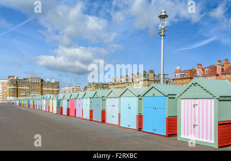 Cabines de plage UK. Cabines de plage sur le front de mer à Hove, East Sussex, Angleterre, Royaume-Uni. Banque D'Images
