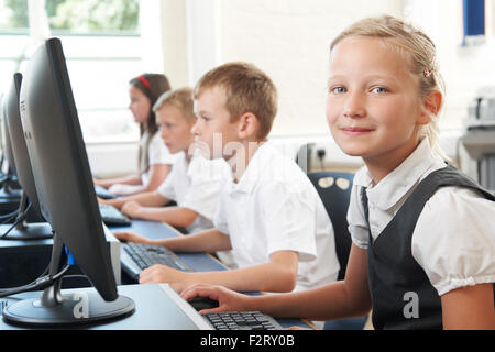 Groupe d'élèves du primaire en classe d'informatique avec l'enseignant Banque D'Images